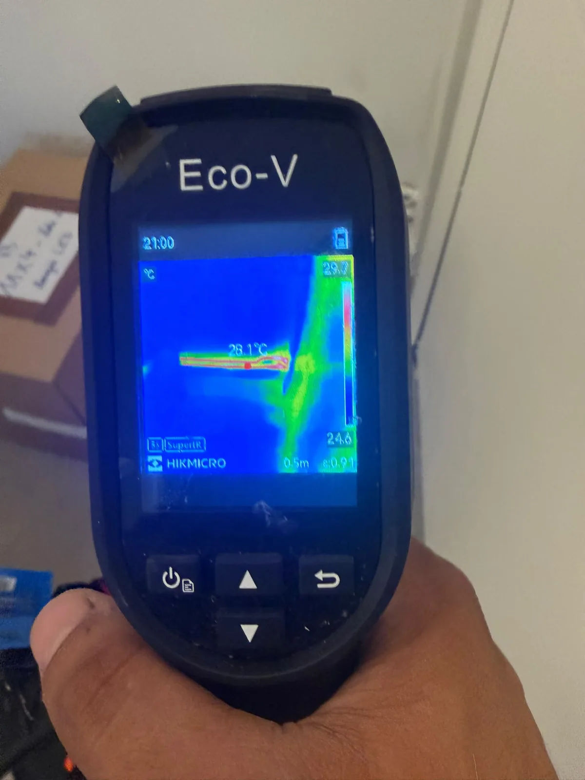Canalisation encastrée repérée à la caméra thermique dans une cloison