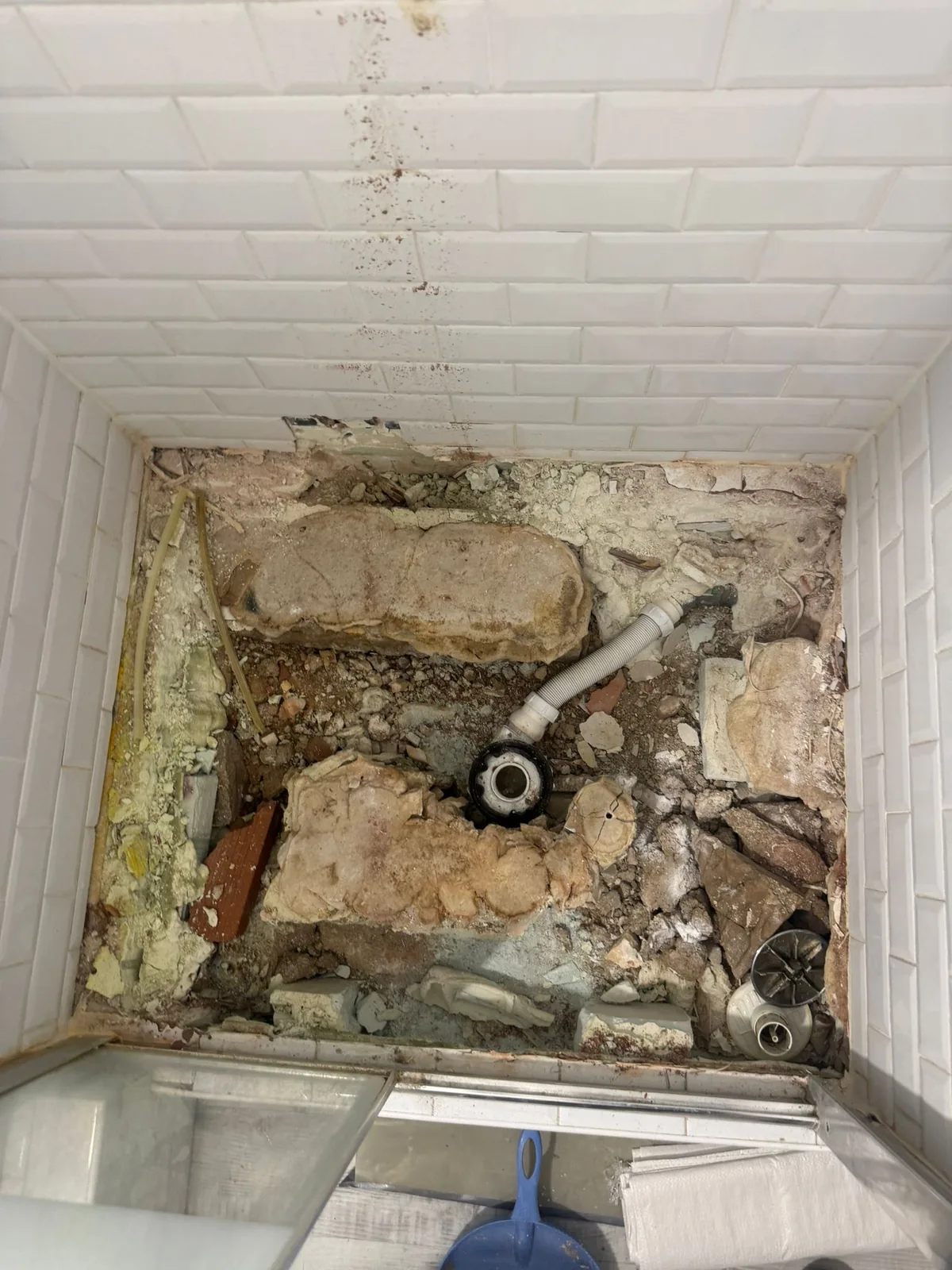 Sol de salle de bain ouvert après localisation précise de la fuite