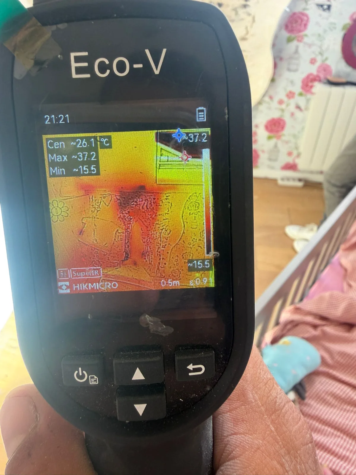 Zone d'infiltration révélée par la caméra thermique dans une chambre mansardée