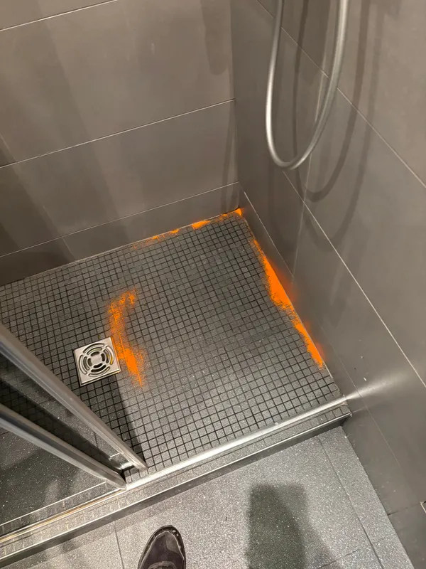 Traçage à la fluorescéine : on colore l’eau pour suivre son cheminement