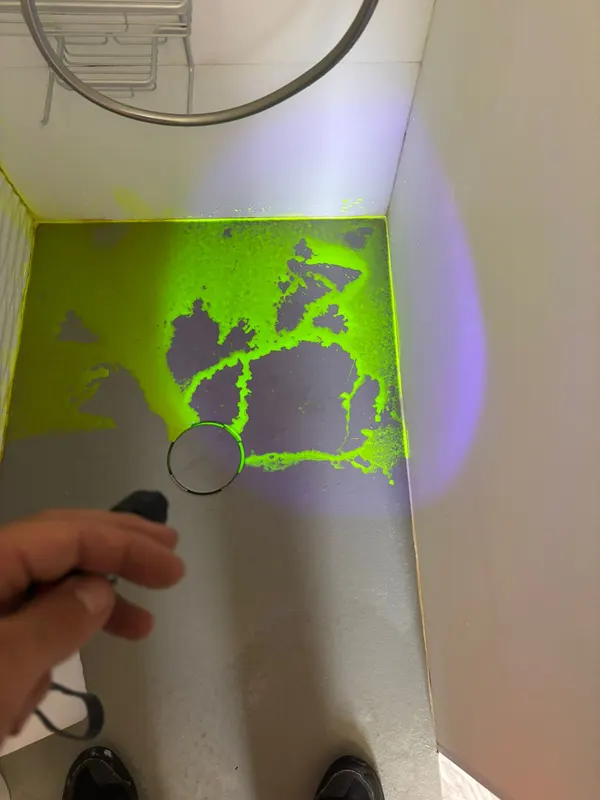 Test à la fluorescéine (colorant fluo sous UV) sur un receveur de douche