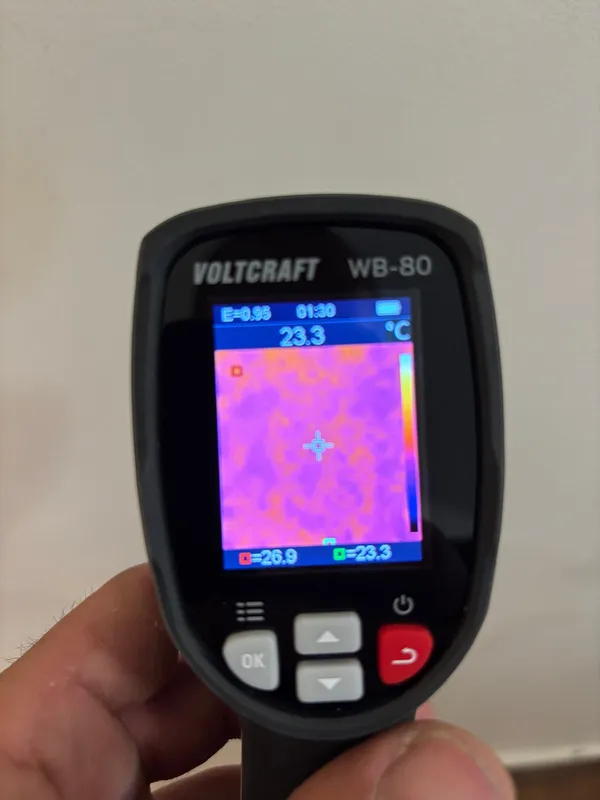 Image thermique à l’écran : on distingue les zones chaudes et froides pour cibler la fuite sans casse