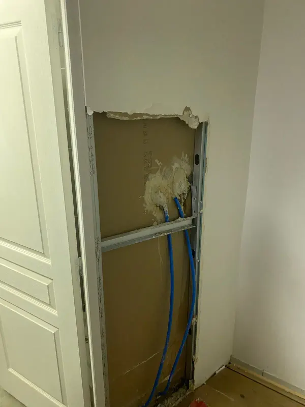 Ouverture ciblée révélant une canalisation encastrée