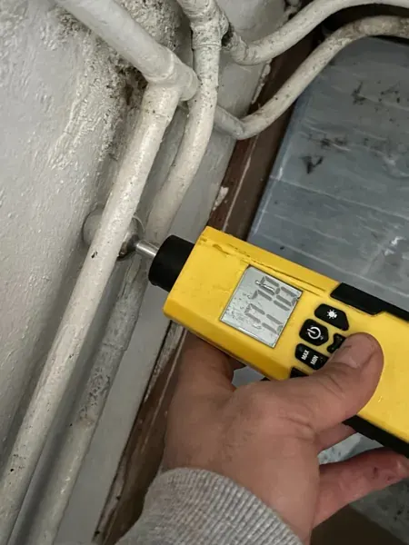 Mesure d’humidité à l’humidimètre sur des canalisations