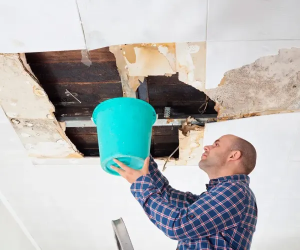 Dégât des eaux au plafond, signe d’une fuite